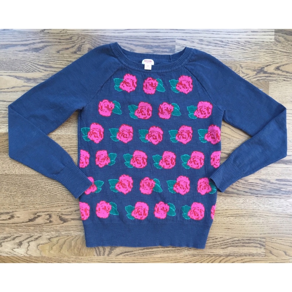 🌸Women’s navy with pink rose buds sweater!🌸
